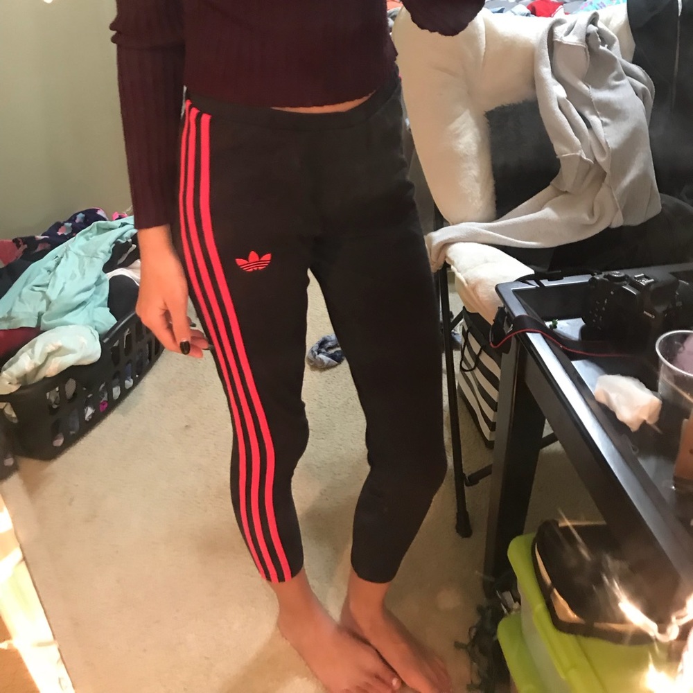 Black adidas leggings- red stripes❤️